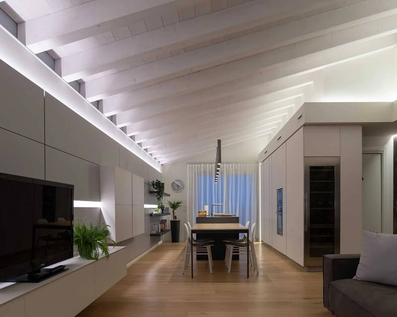 Illuminazione-soffitti-con-travi-a-vista-in-legno