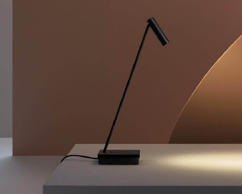 Elamp Leds-C4 Lampada Led da Scrivania Accesa