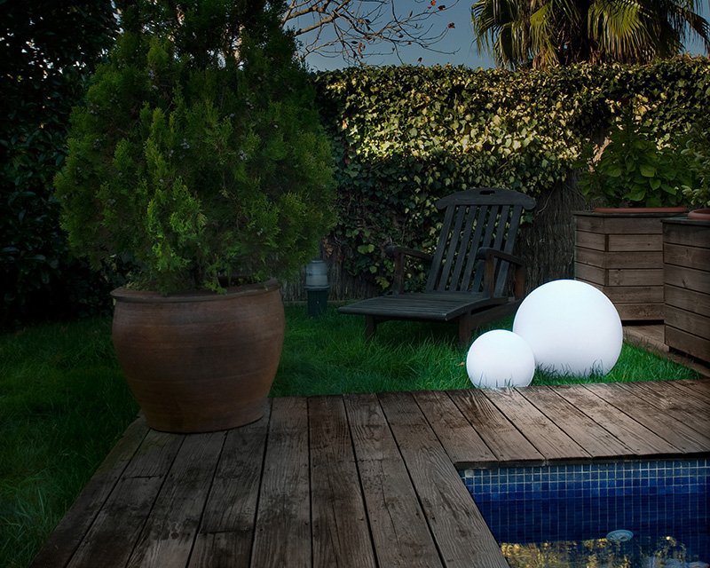 cisne-leds-c4-lampada-da-esterno-a-sfera