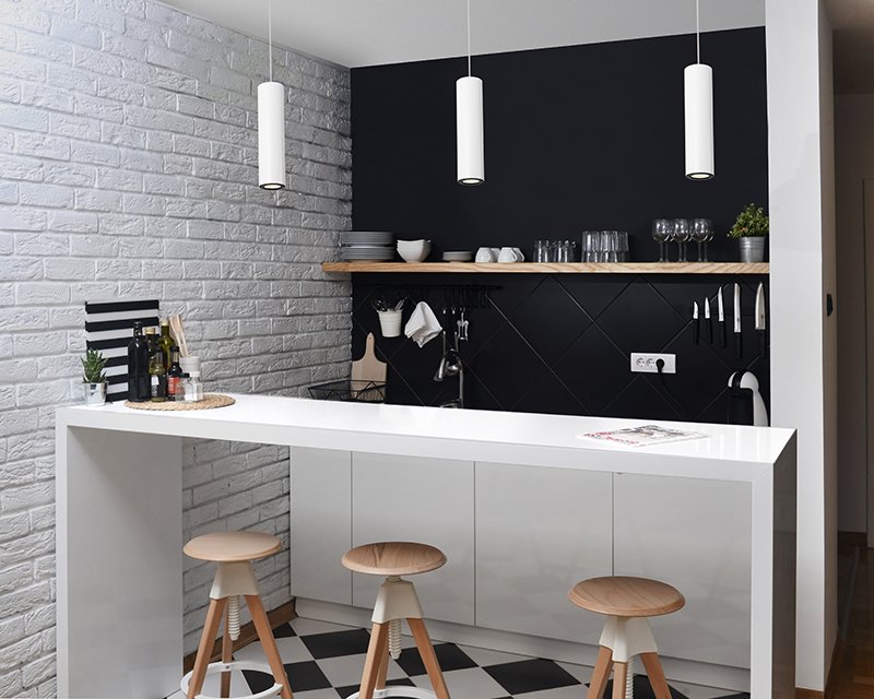 lampadario-moderno-a-tubo-bianco-o-nero-pipe-leds-c4
