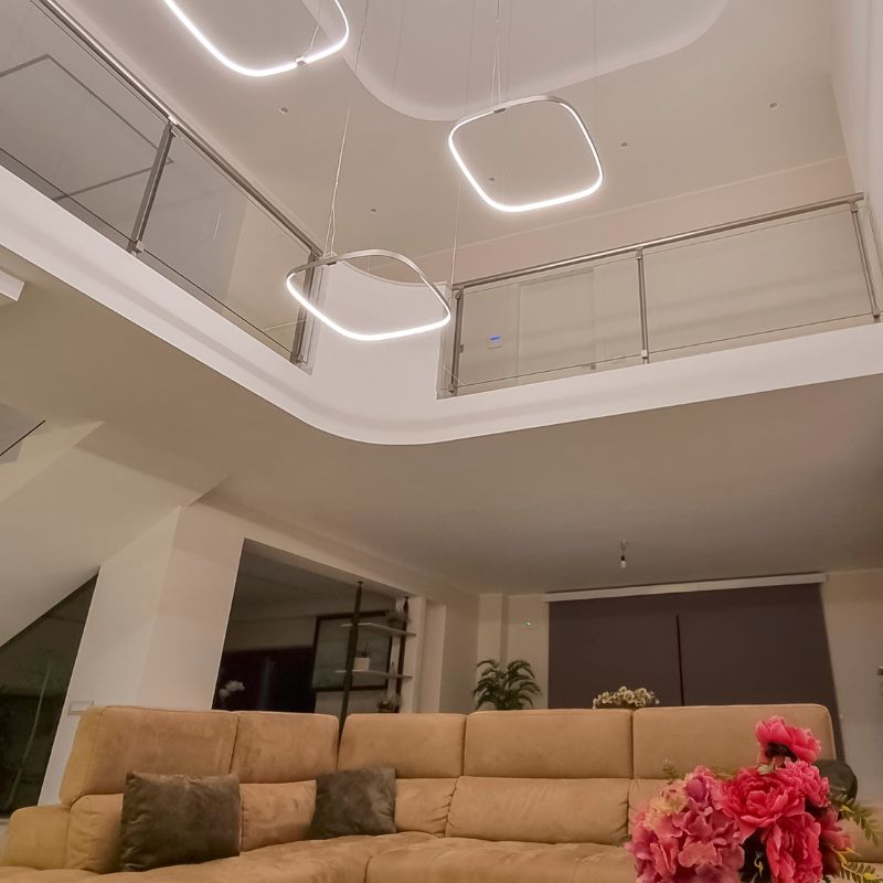 Illuminazione soggiorno villa moderna: lampadari Panzeri accesi