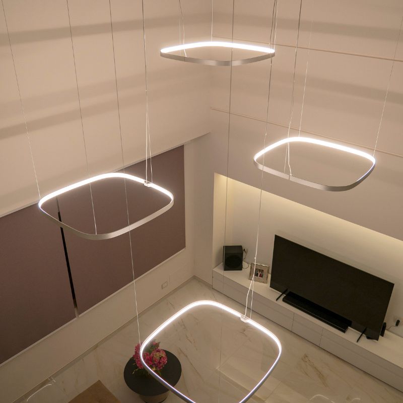 Illuminazione soggiorno villa moderna: lampadari Panzeri dettaglio da soffitto