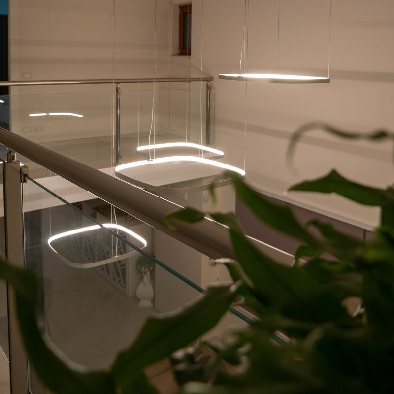 Illuminazione soggiorno villa moderna: lampadari Panzeri