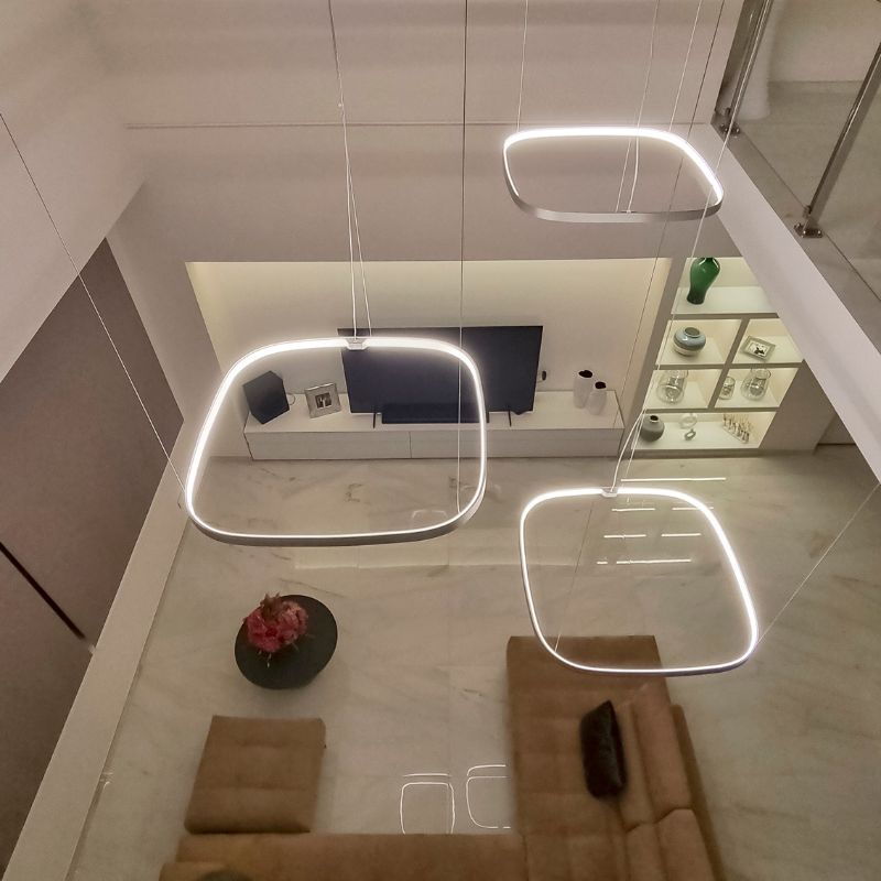 Illuminazione soggiorno villa moderna: lampadari Panzeri