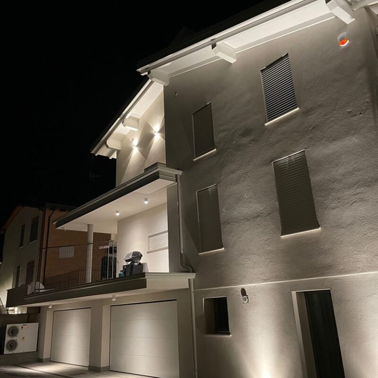 Illuminazione esterni di una villa moderna