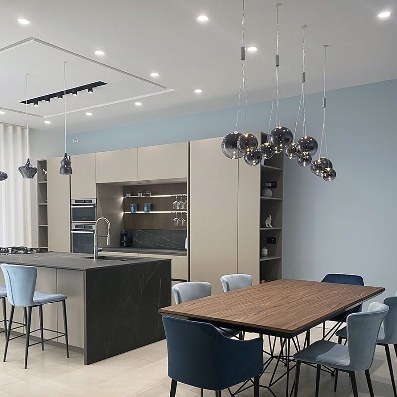 Pochi elementi a sospensione di design e incassi a led per il massimo risparmio energetico per l'illuminazione del 2024