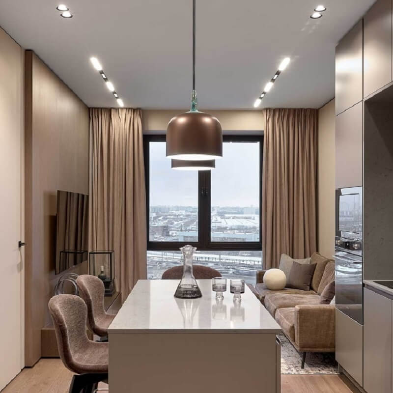 Comfort e luce d'accento sul tavolo, più una illuminazione diffusa nell'ambiente