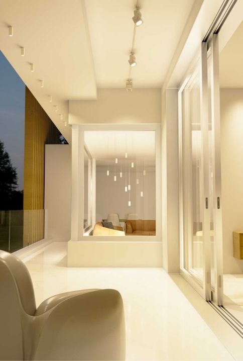 Interno contemporaneo progettato con illuminazione Light Inspiration