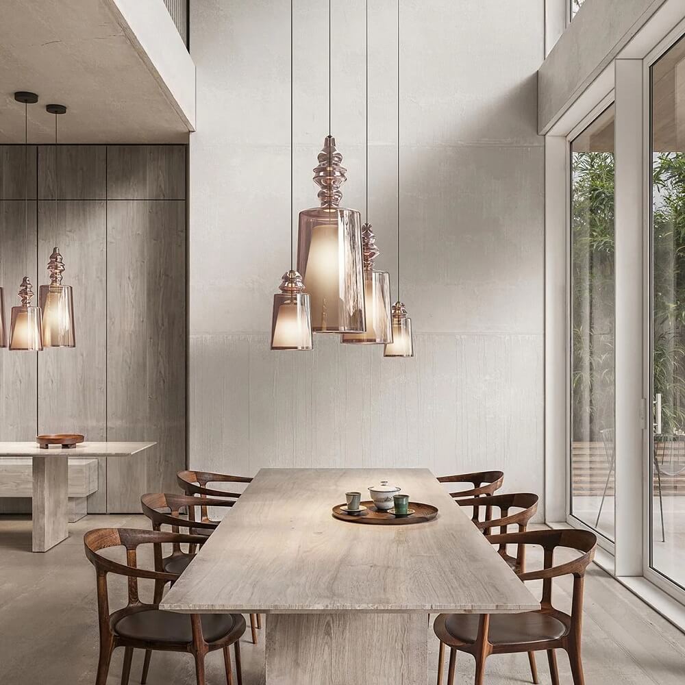 Lampadari sopra isola e tavolo da pranzo