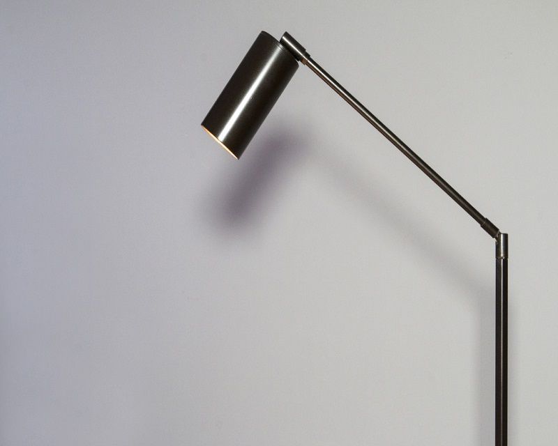 lettura-piantana-ferro-led-renzo-serafini
