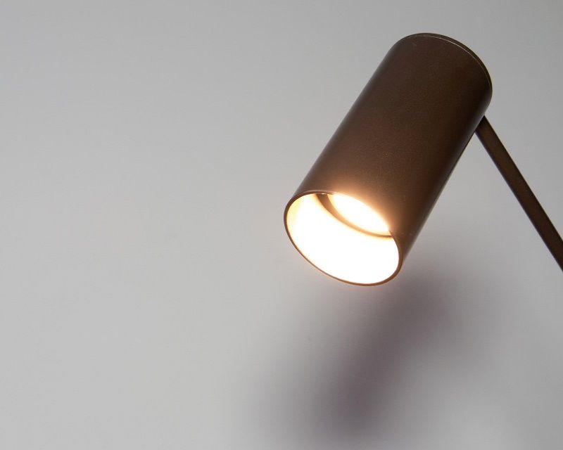 lettura-piantana-ferro-led-renzo-serafini-luce