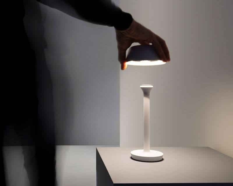 firefly-in-the-sky-panzeri-lampada-da-tavolo-led-ambientata-2