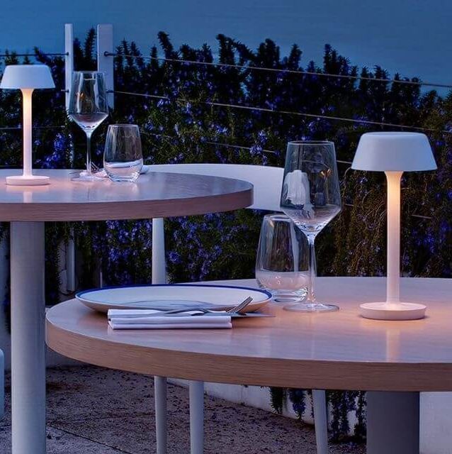 firefly-in-the-sky-panzeri-lampada-da-tavolo-led-ambientata-3