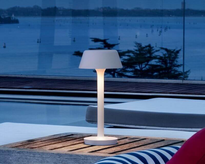 firefly-in-the-sky-panzeri-lampada-da-tavolo-led-ambientata-4
